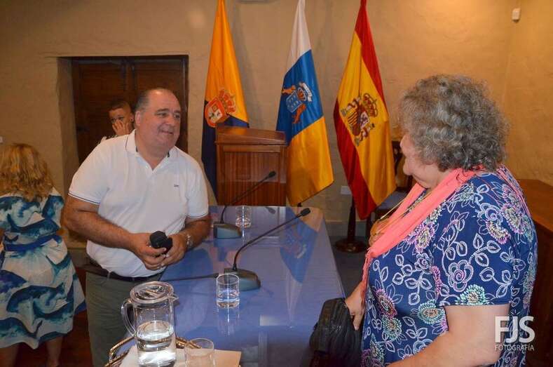 El concejal centrista Juan Martel, delegado de Cultura, saluda a la escritora María del Pino Marrero Berbel (Foto TA)